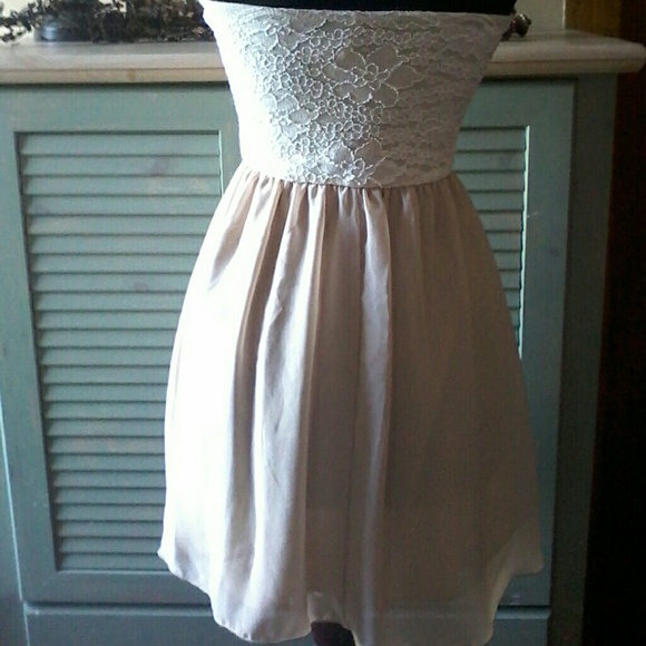 Biege and white Benefit dress - Picture 3 of 4